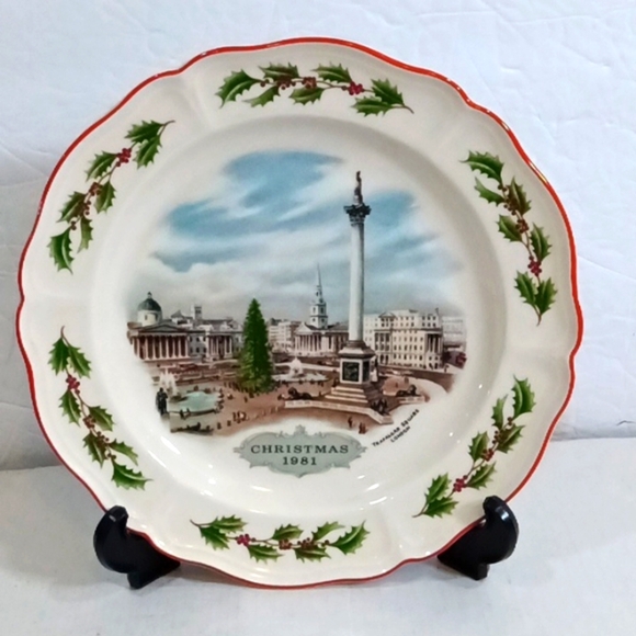 Vintage Wedgwood Queen's Ware Christmas Plates Paintings by Alan Price Set of 4 - Picture 7 of 14